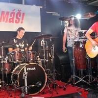 Petr Cech plays the drums with Czech rock band 'Eddie Stoilow' - Photos | Picture 98788